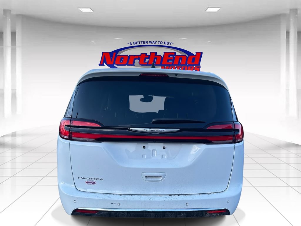 Used 2024 Chrysler Pacifica Touring-L image 4