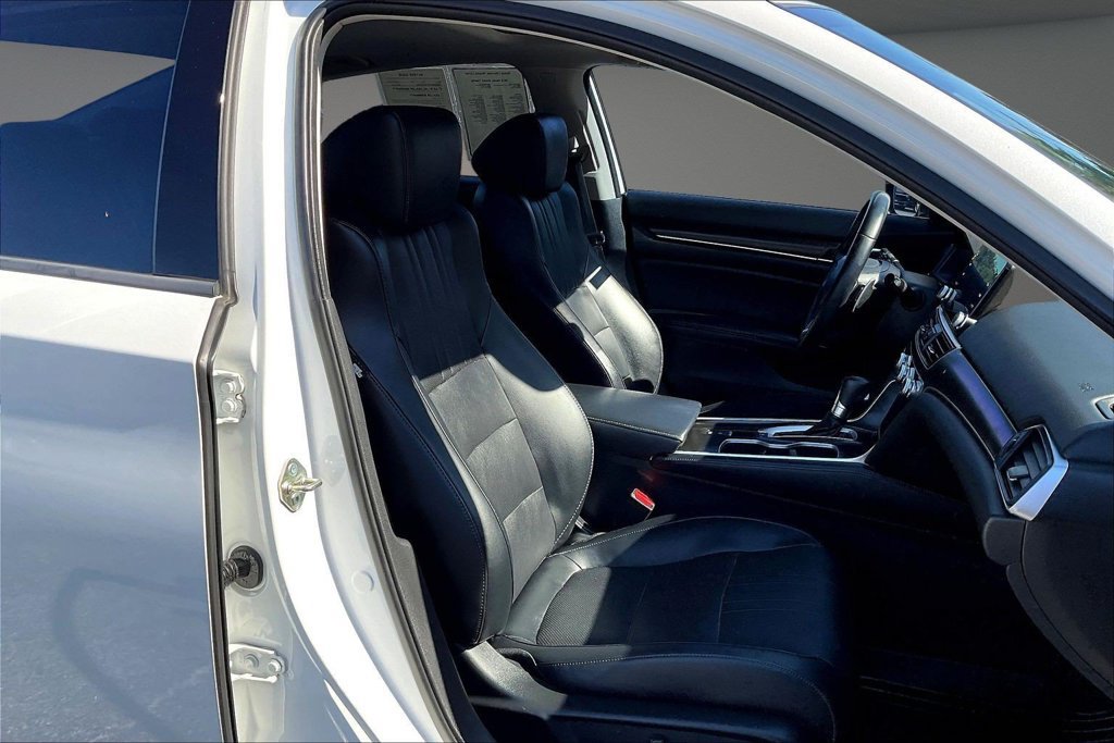 Used 2018 Honda Accord Touring image 32