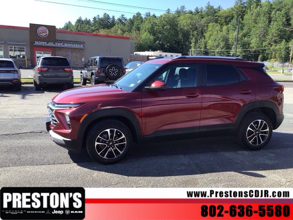 Used 2025 Chevrolet TrailBlazer LT AWD/4WD image 2