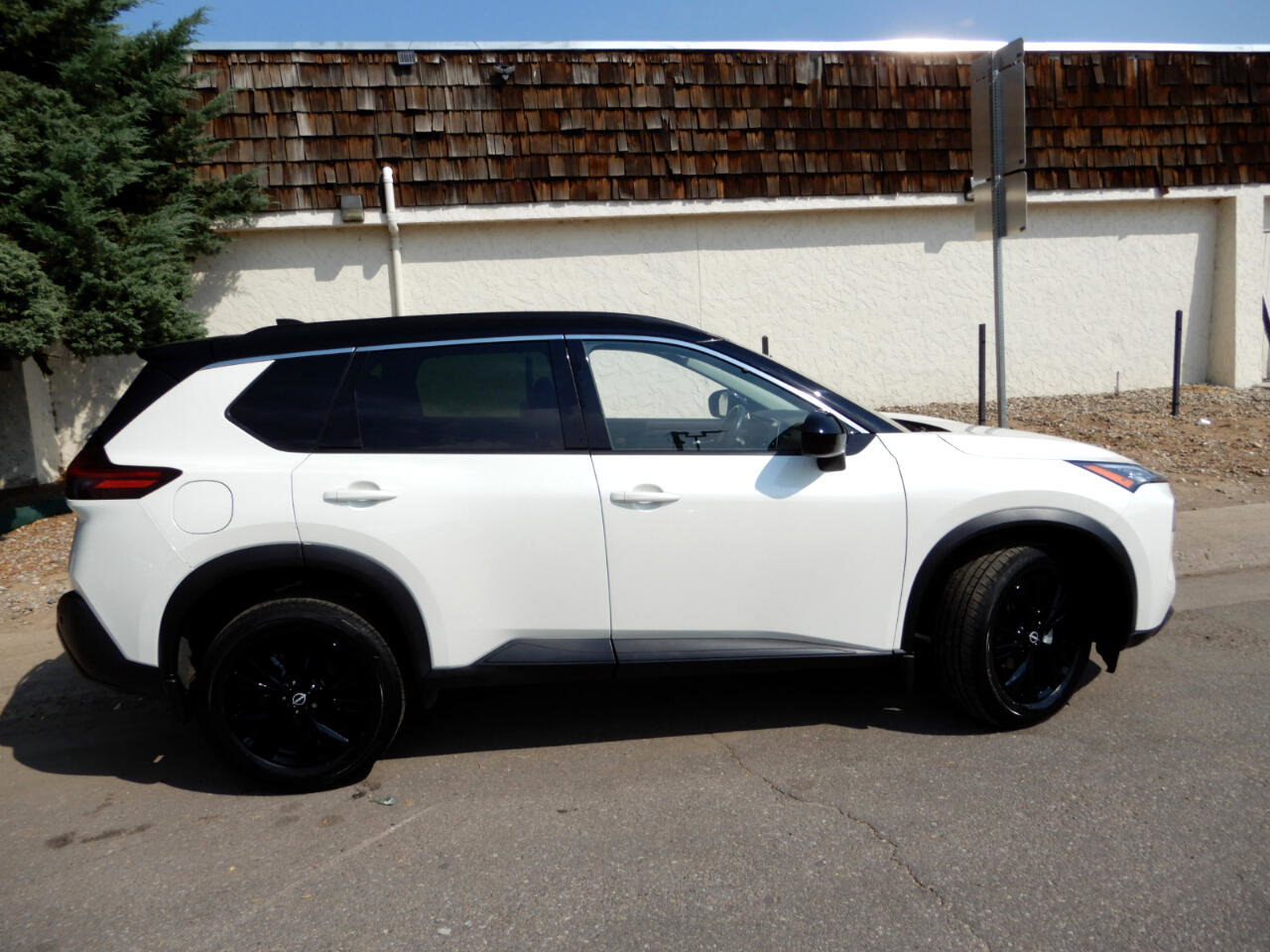 Used 2023 Nissan Rogue SV w/ SV Premium B Package image 4
