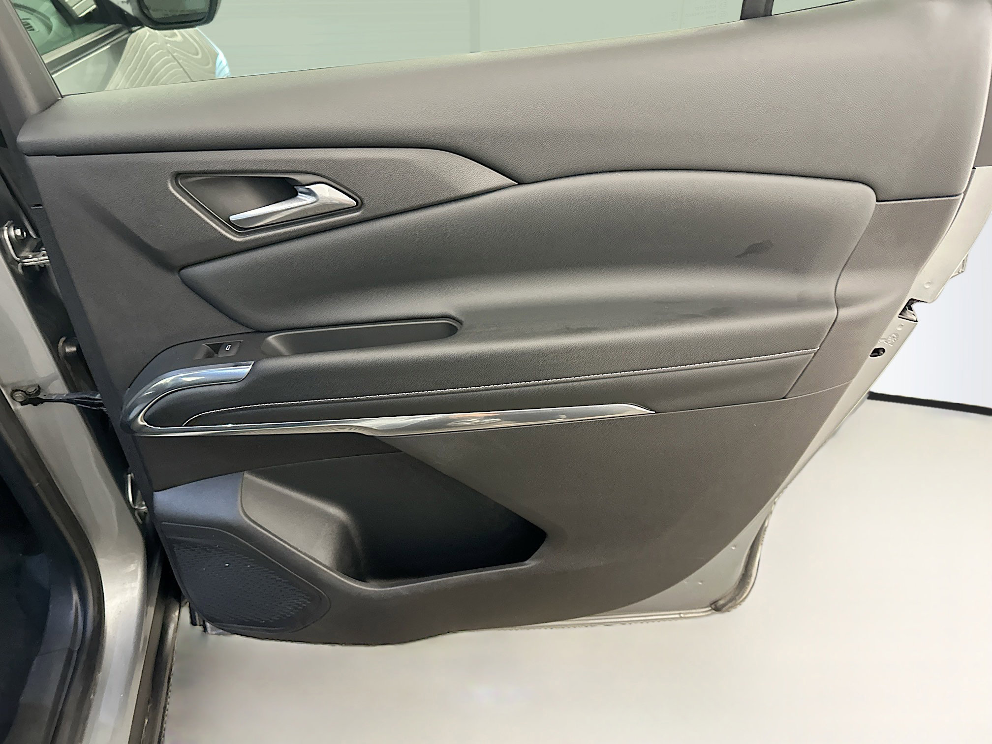 Used 2025 Chevrolet Traverse LT image 33