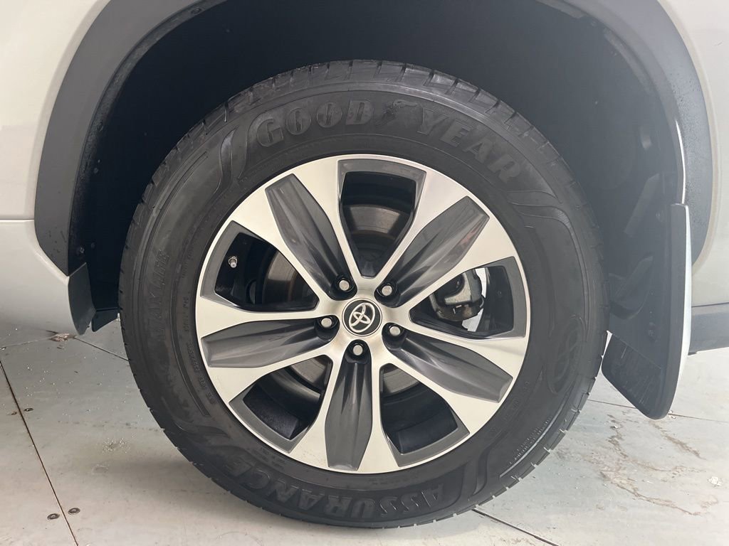 Used 2022 Toyota Highlander XLE AWD/4WD image 16