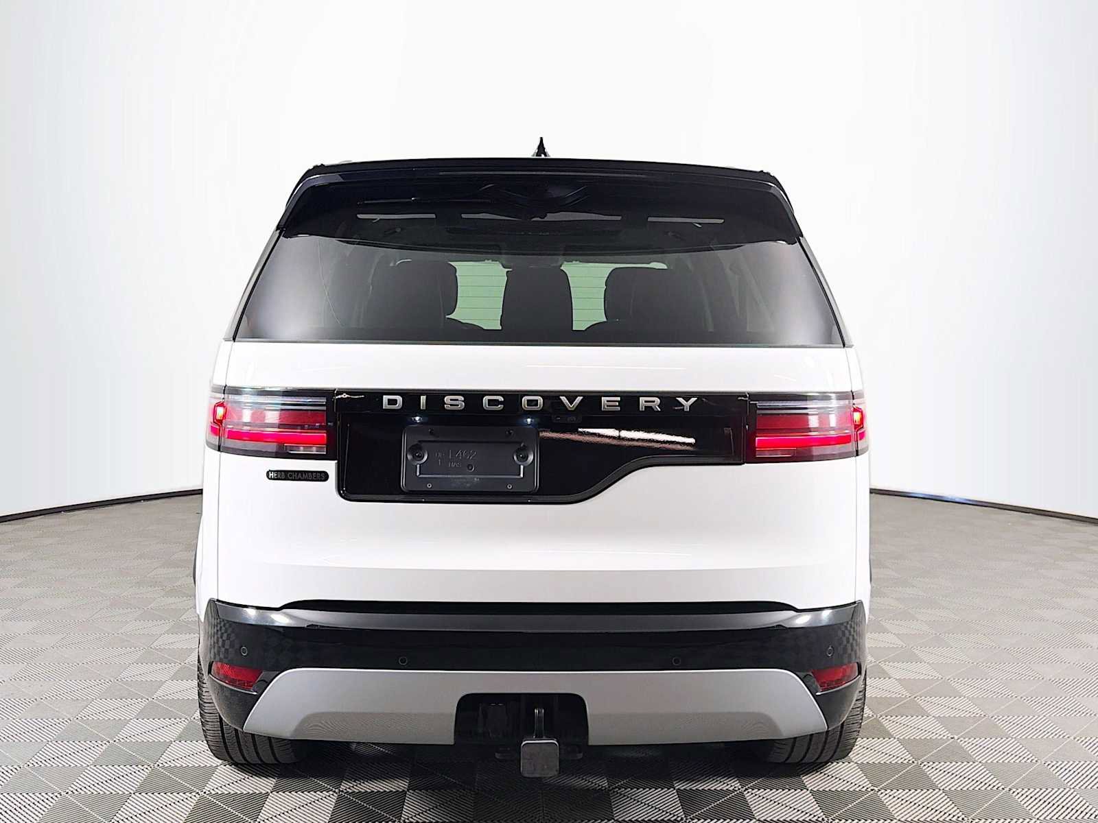 Used 2025 Land Rover Discovery Metropolitan Edition image 6