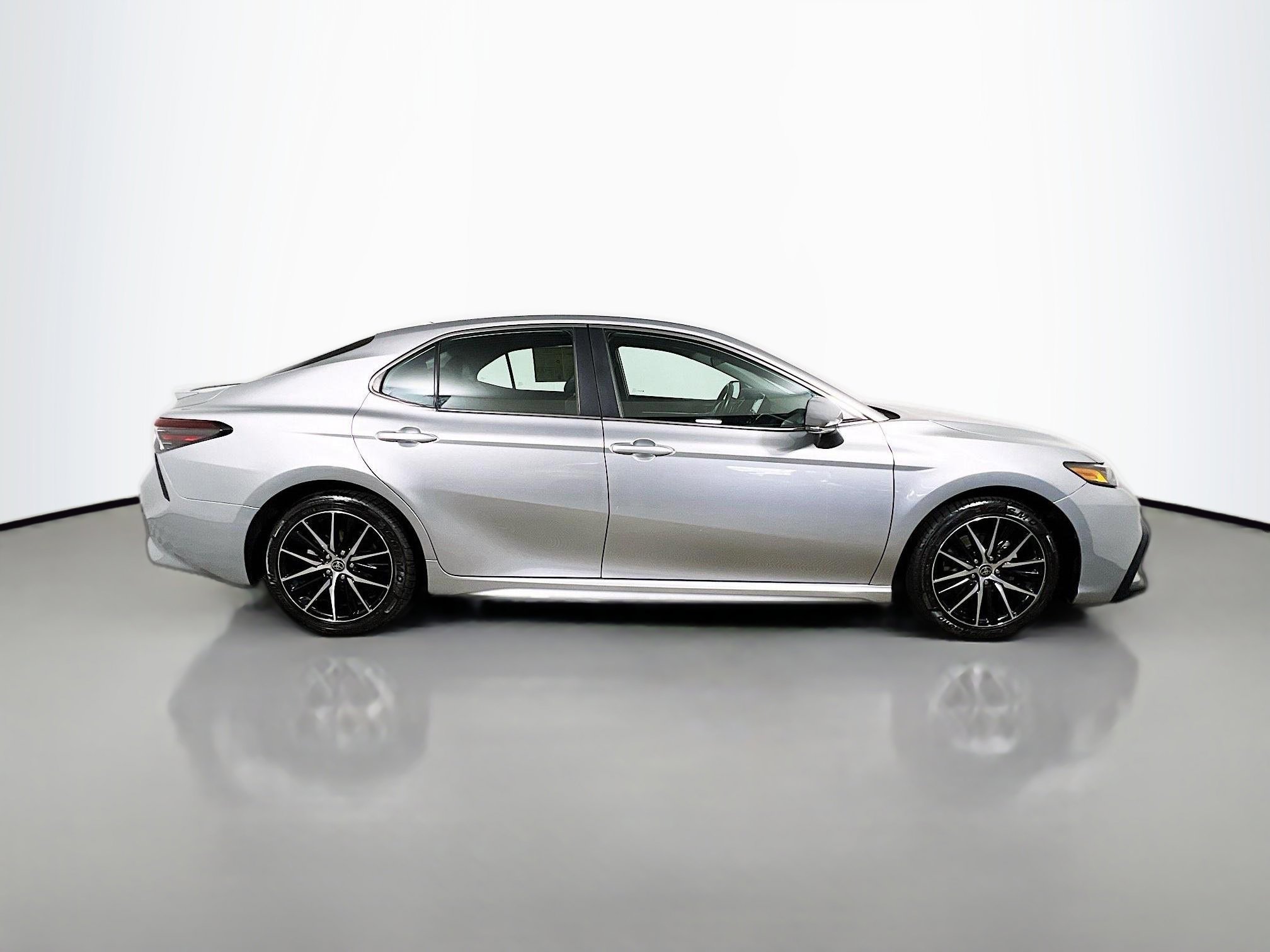 Used 2023 Toyota Camry SE image 3