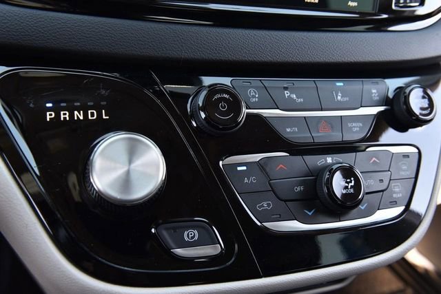 Used 2023 Chrysler Pacifica Touring-L FWD image 16