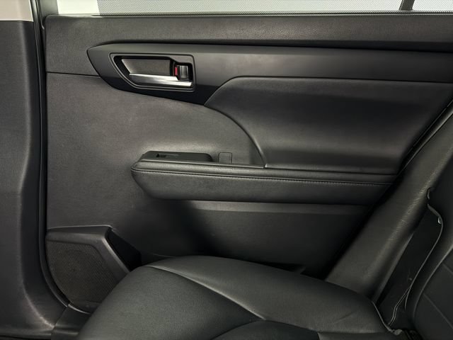 Used 2021 Toyota Highlander XLE FWD image 33