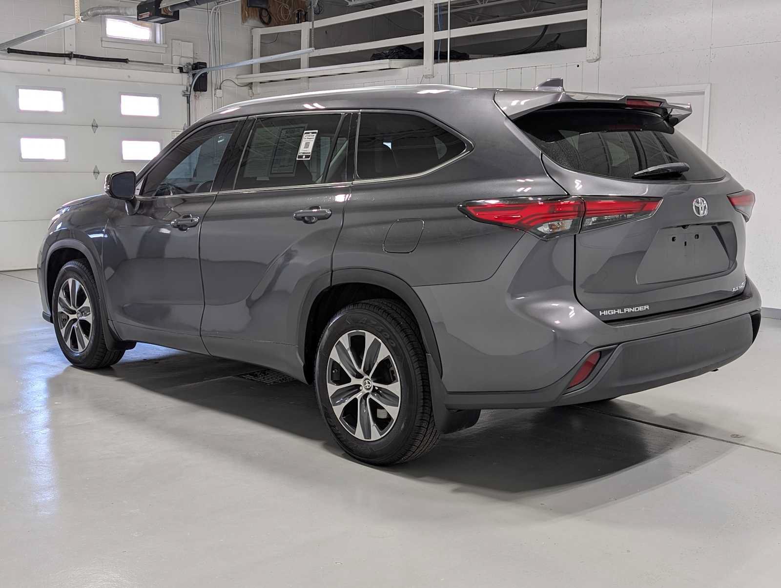 Used 2021 Toyota Highlander XLE AWD/4WD image 10
