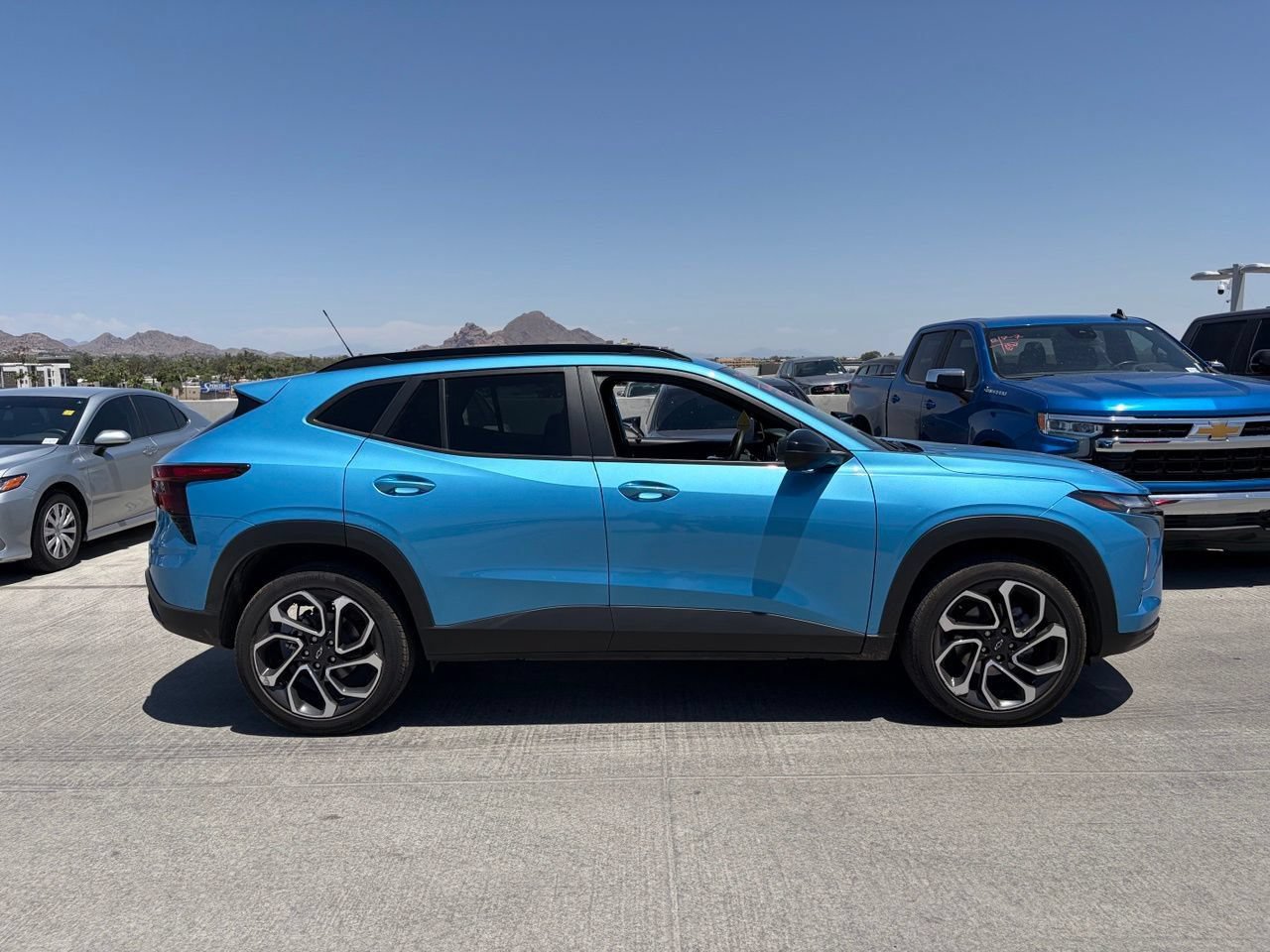 Used 2025 Chevrolet Trax RS FWD image 3