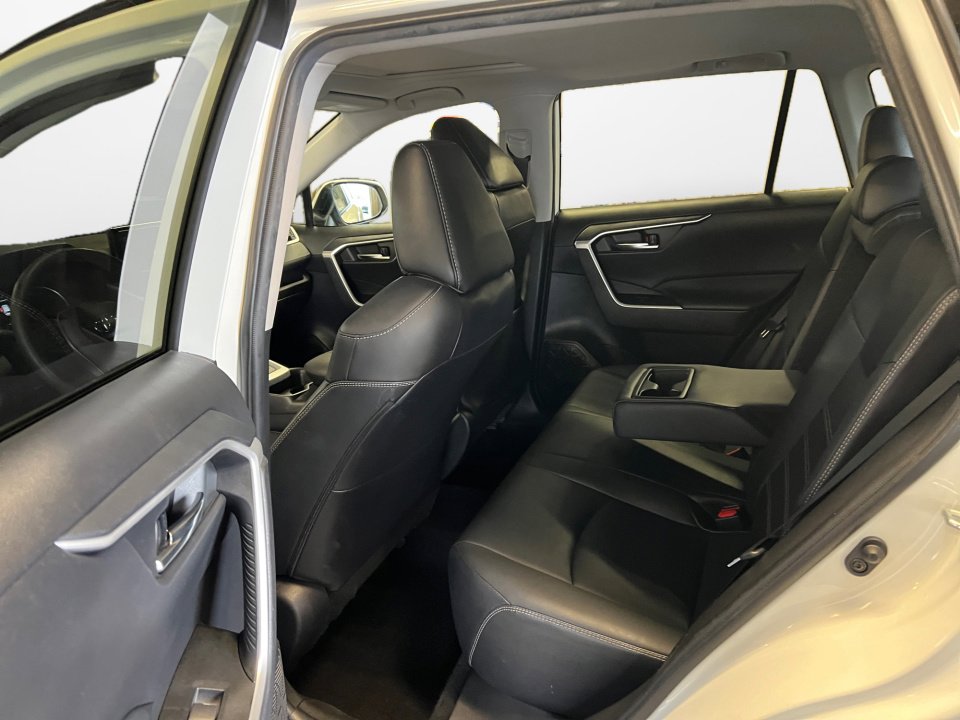 Used 2021 Toyota RAV4 XLE Premium image 16
