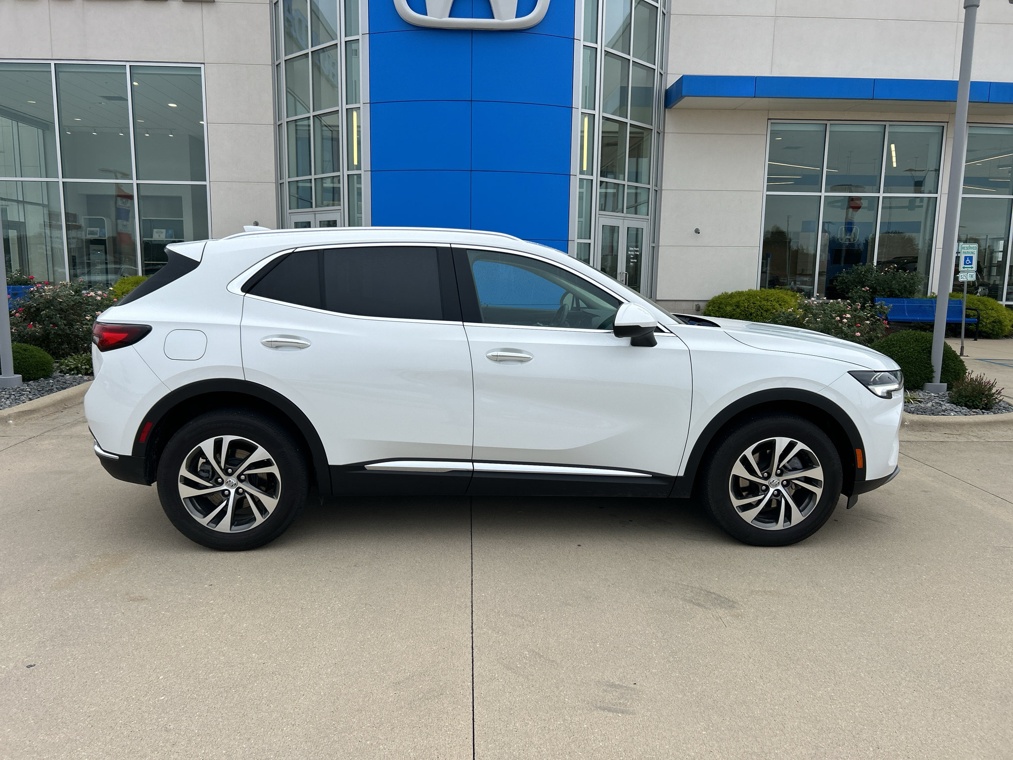 Used 2023 Buick Envision Essence AWD/4WD image 4