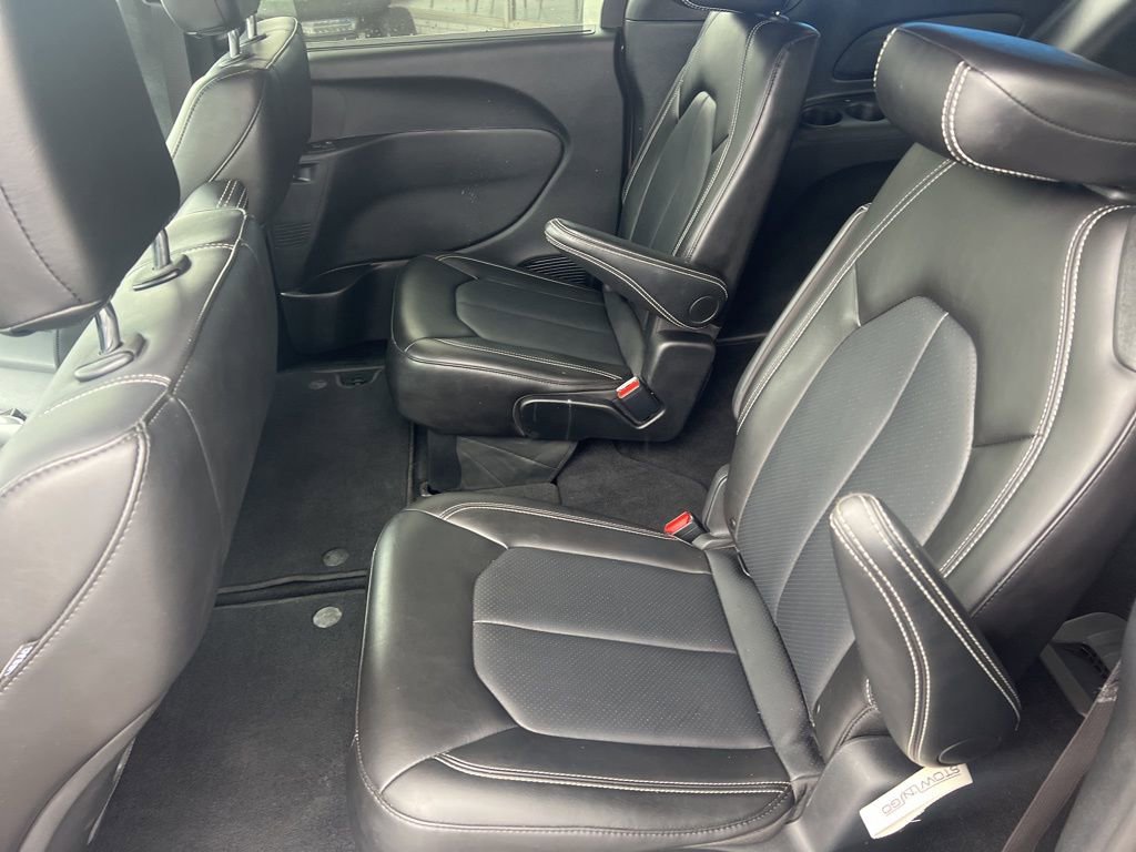 Used 2025 Chrysler Pacifica Select image 12