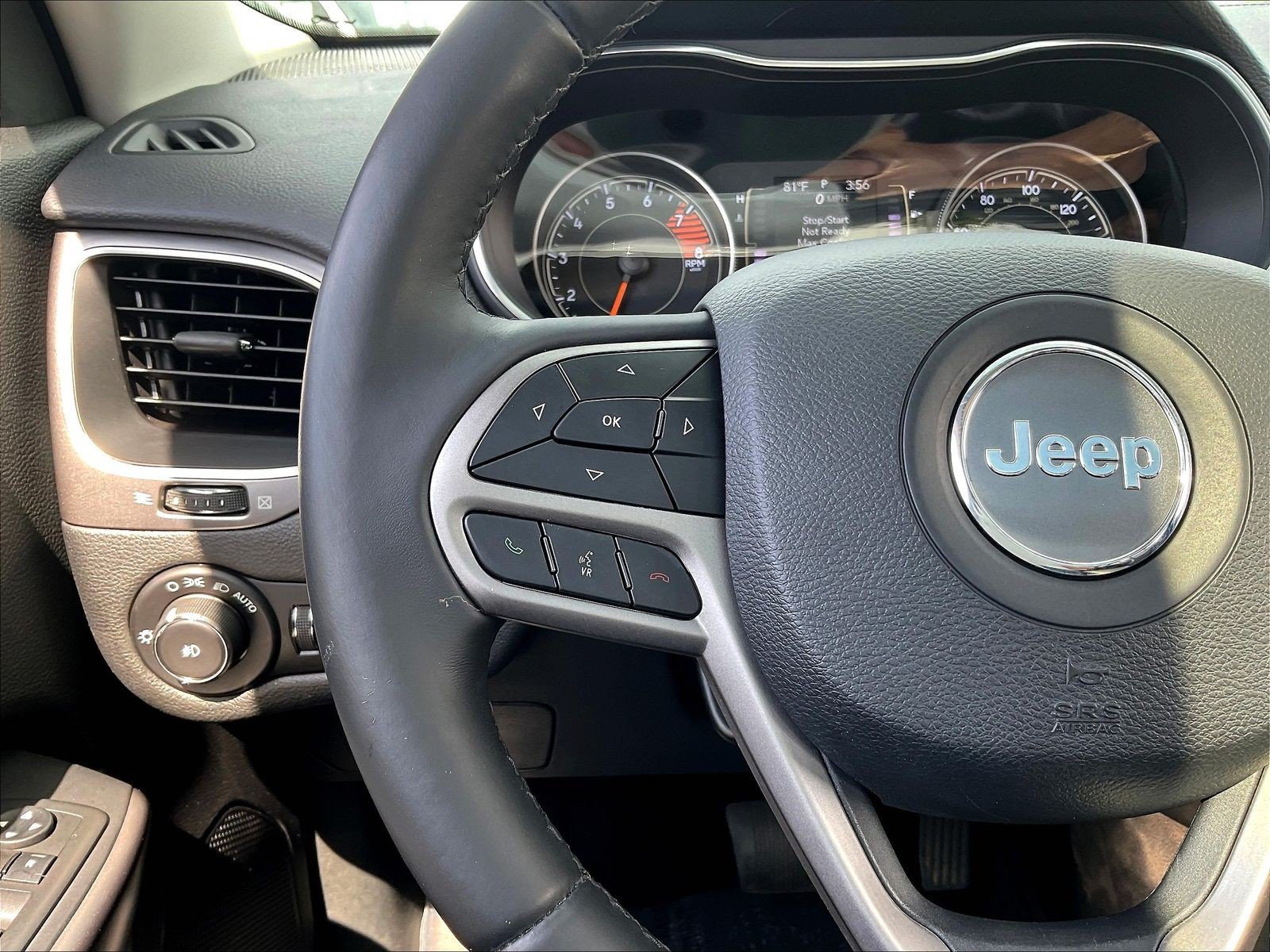 Used 2019 Jeep Cherokee Latitude Plus w/ Comfort/Convenience Group AWD/4WD image 11