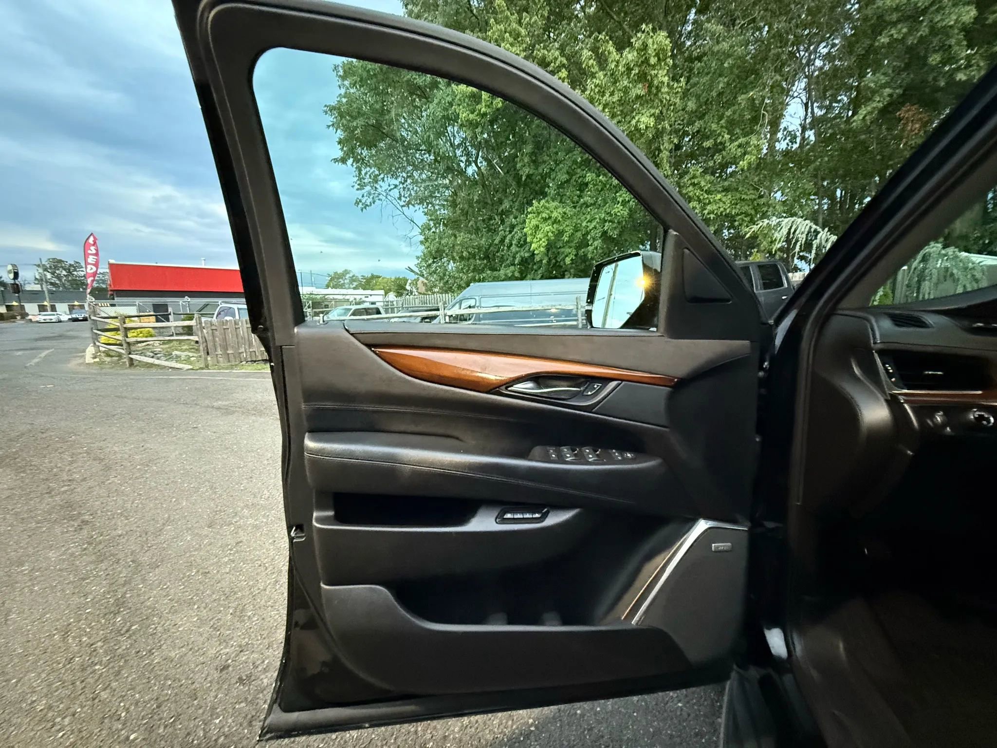 Used 2016 Cadillac Escalade Luxury image 9
