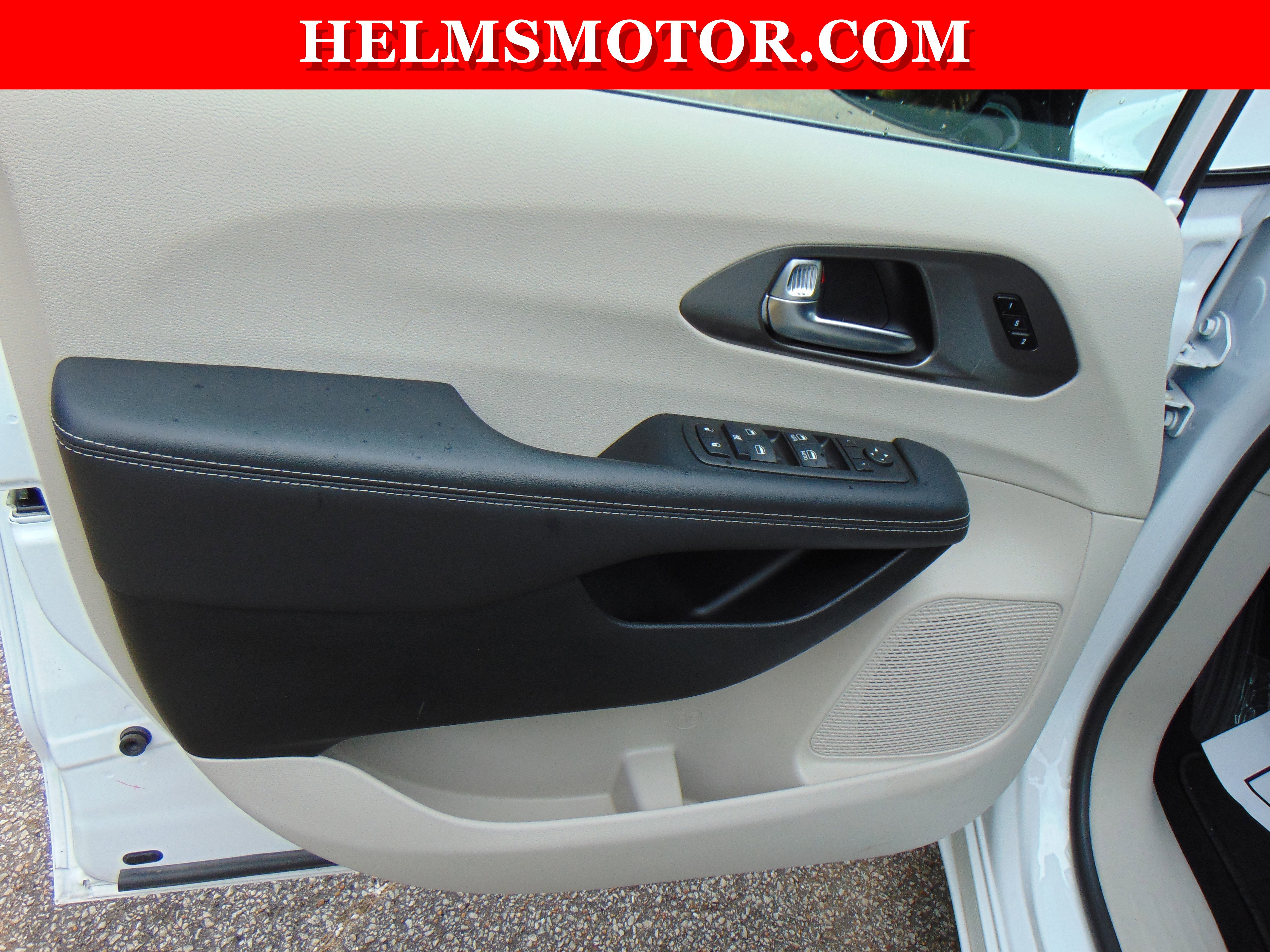 Used 2024 Chrysler Pacifica Touring-L image 19