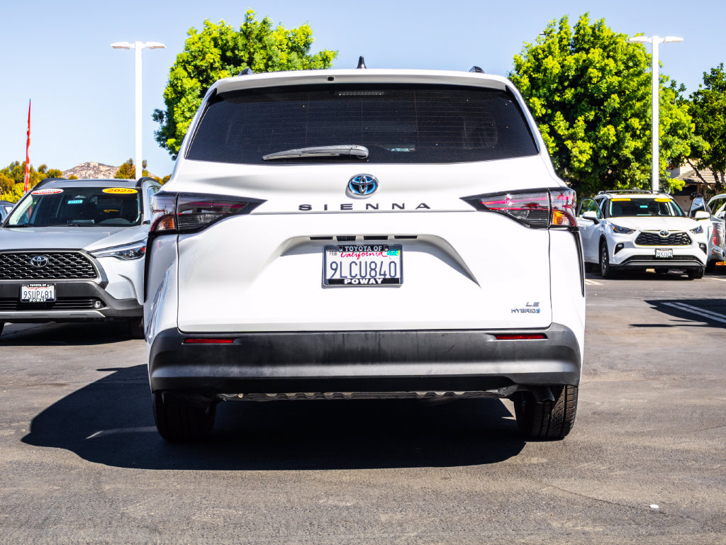 Certified 2024 Toyota Sienna LE w/ LE Plus Package FWD image 9