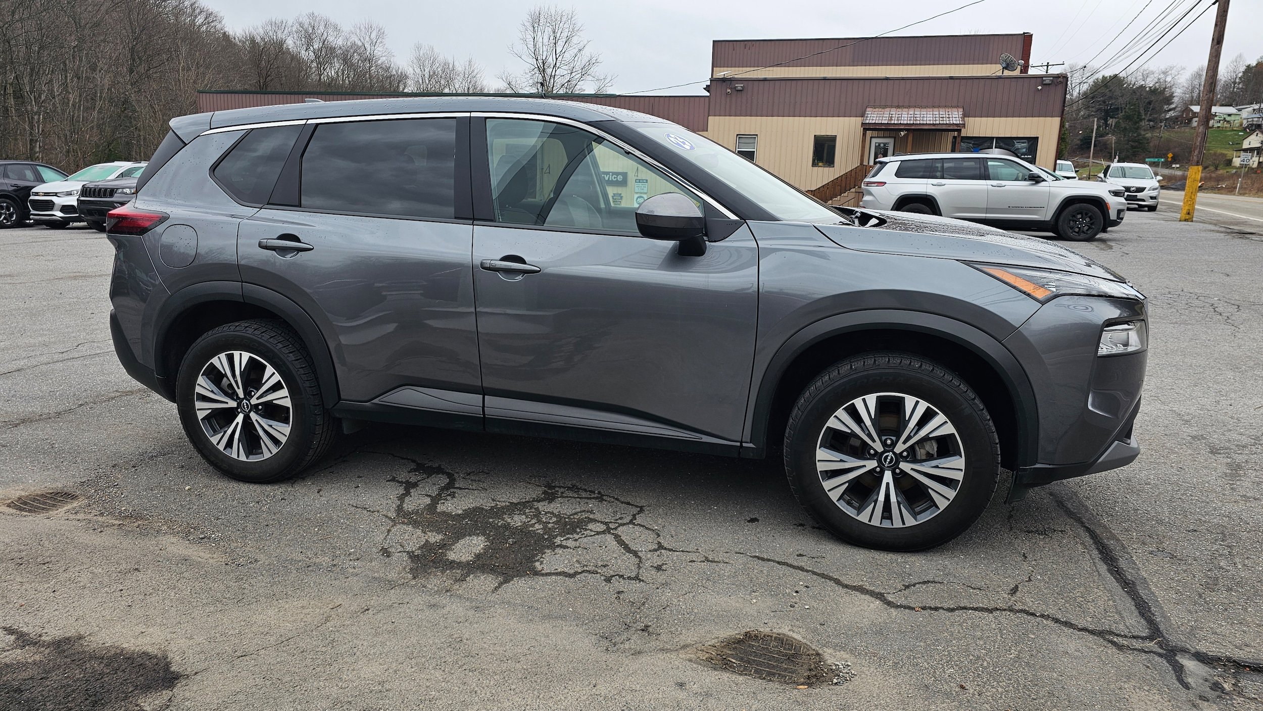 Used 2023 Nissan Rogue SV image 5