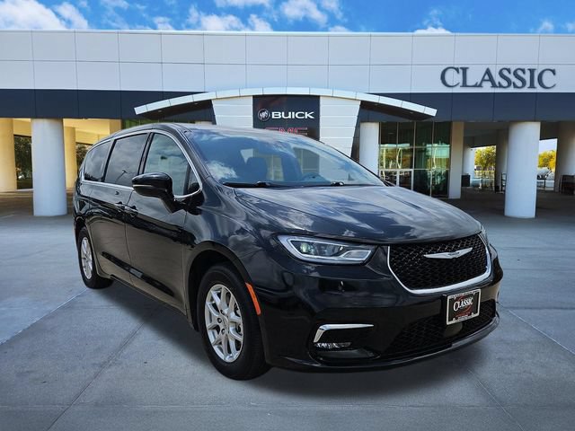 Used 2025 Chrysler Pacifica Select
