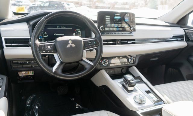 Used 2023 Mitsubishi Outlander 4WD Plug-In Hybrid image 13