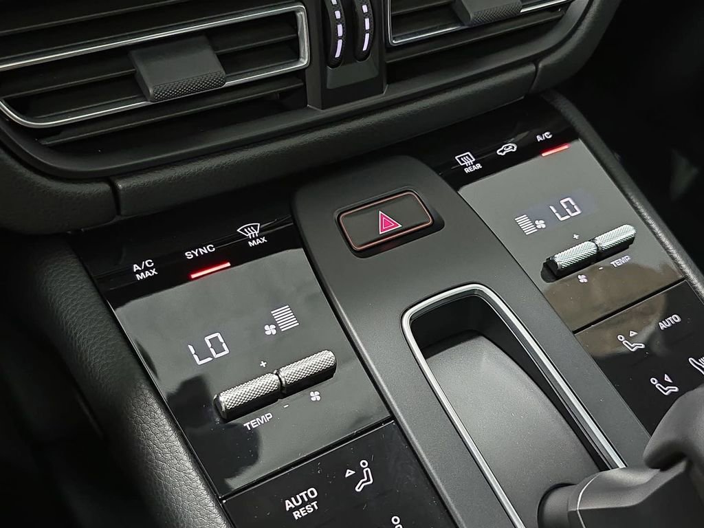 Certified 2025 Porsche Macan AWD/4WD image 19