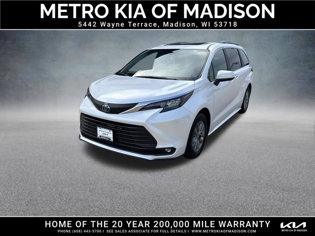 Used 2025 Toyota Sienna XLE AWD/4WD image 1