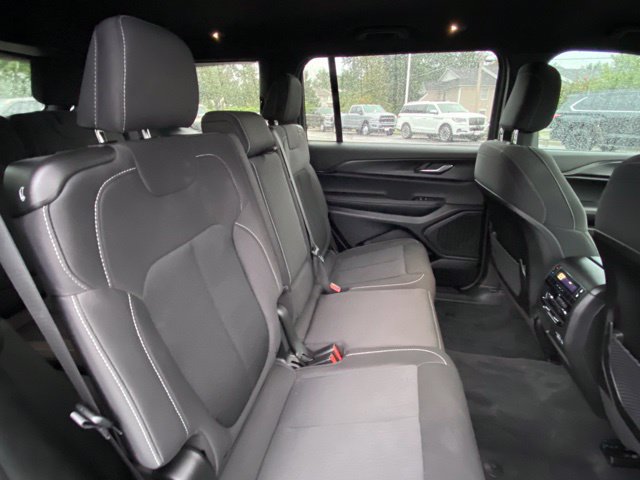 Used 2025 Jeep Grand Cherokee L Laredo AWD/4WD image 22