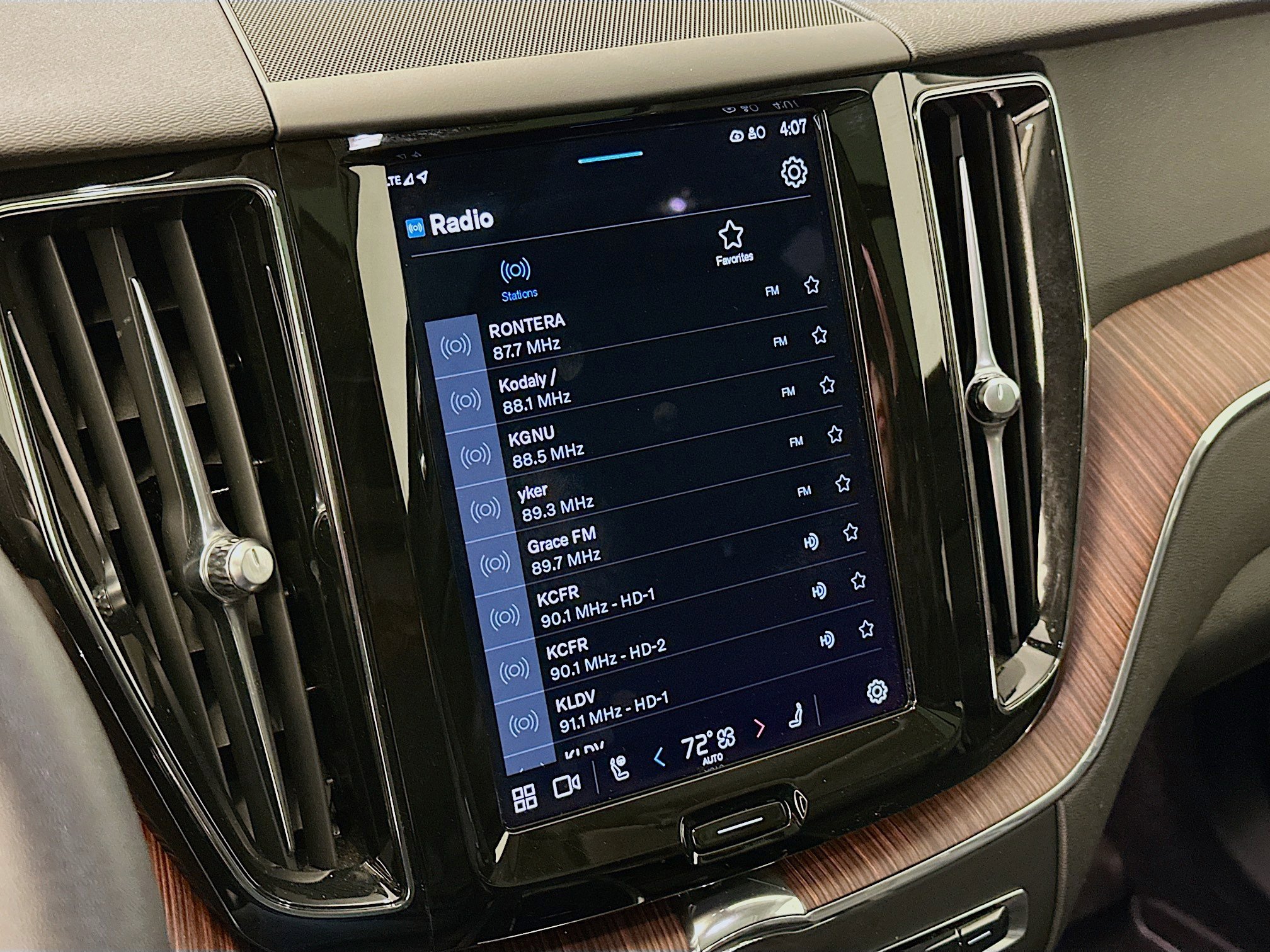 Used 2023 Volvo XC60 B5 Plus w/ Climate Package image 21