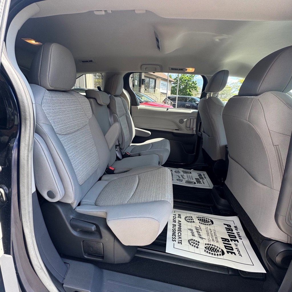 Used 2022 Toyota Sienna LE AWD/4WD image 16