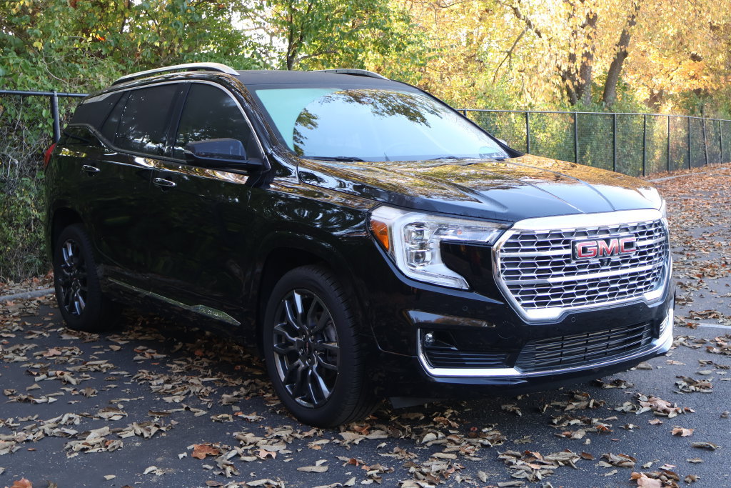 Used 2024 GMC Terrain Denali w/ Black Diamond Edition AWD/4WD image 12
