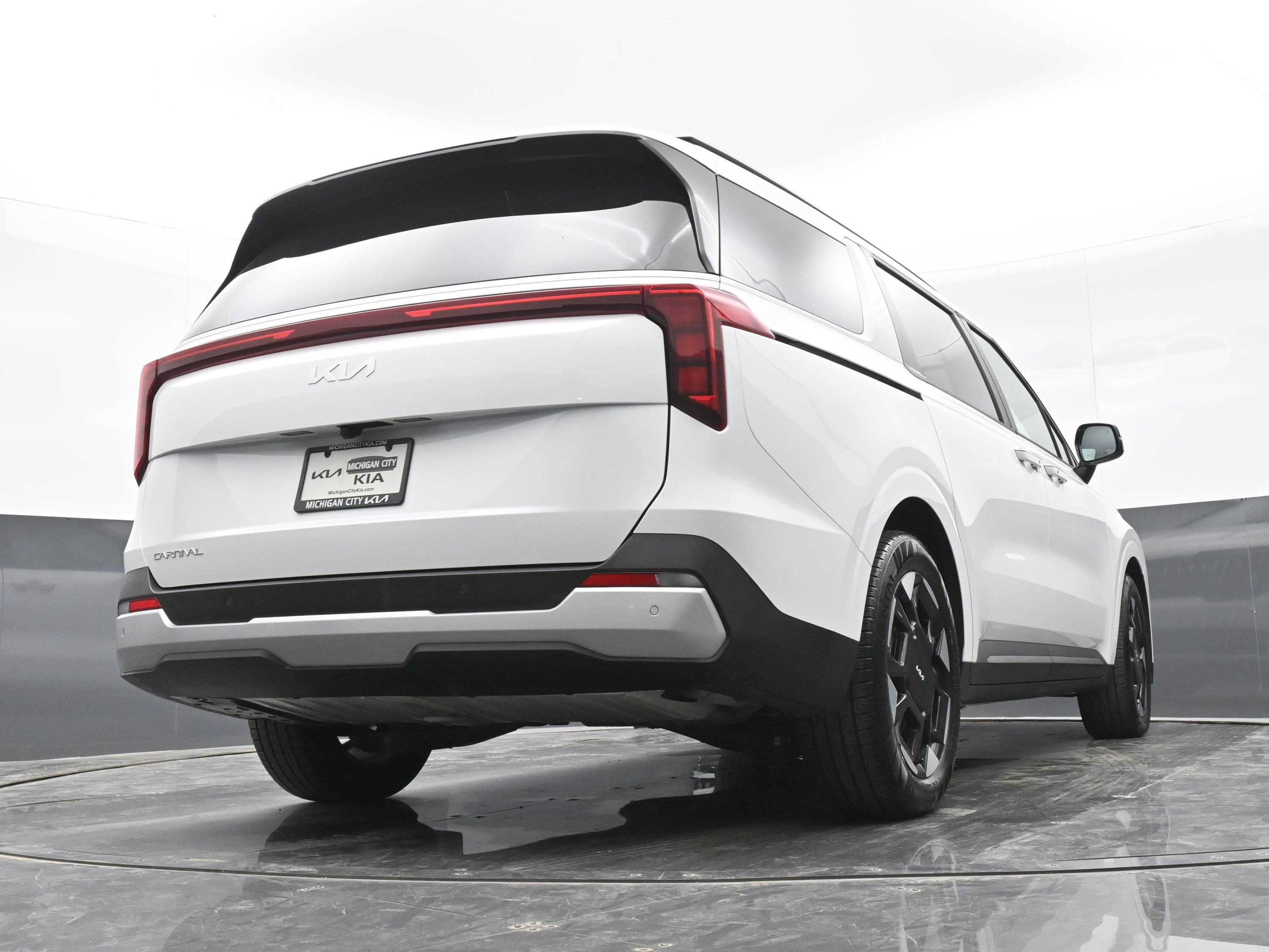 Used 2025 Kia Carnival EX image 31