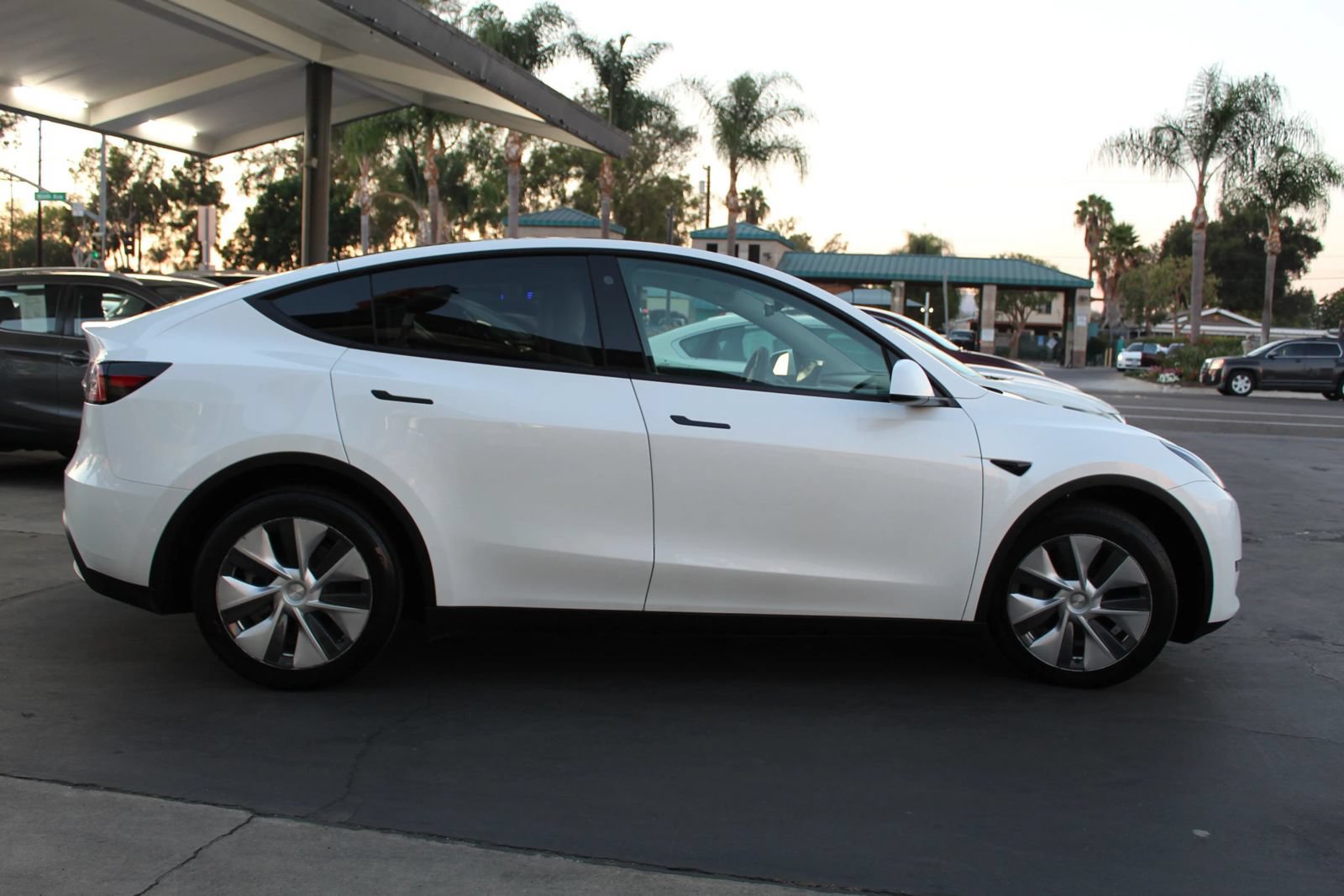 Used 2022 Tesla Model Y Long Range AWD/4WD image 6