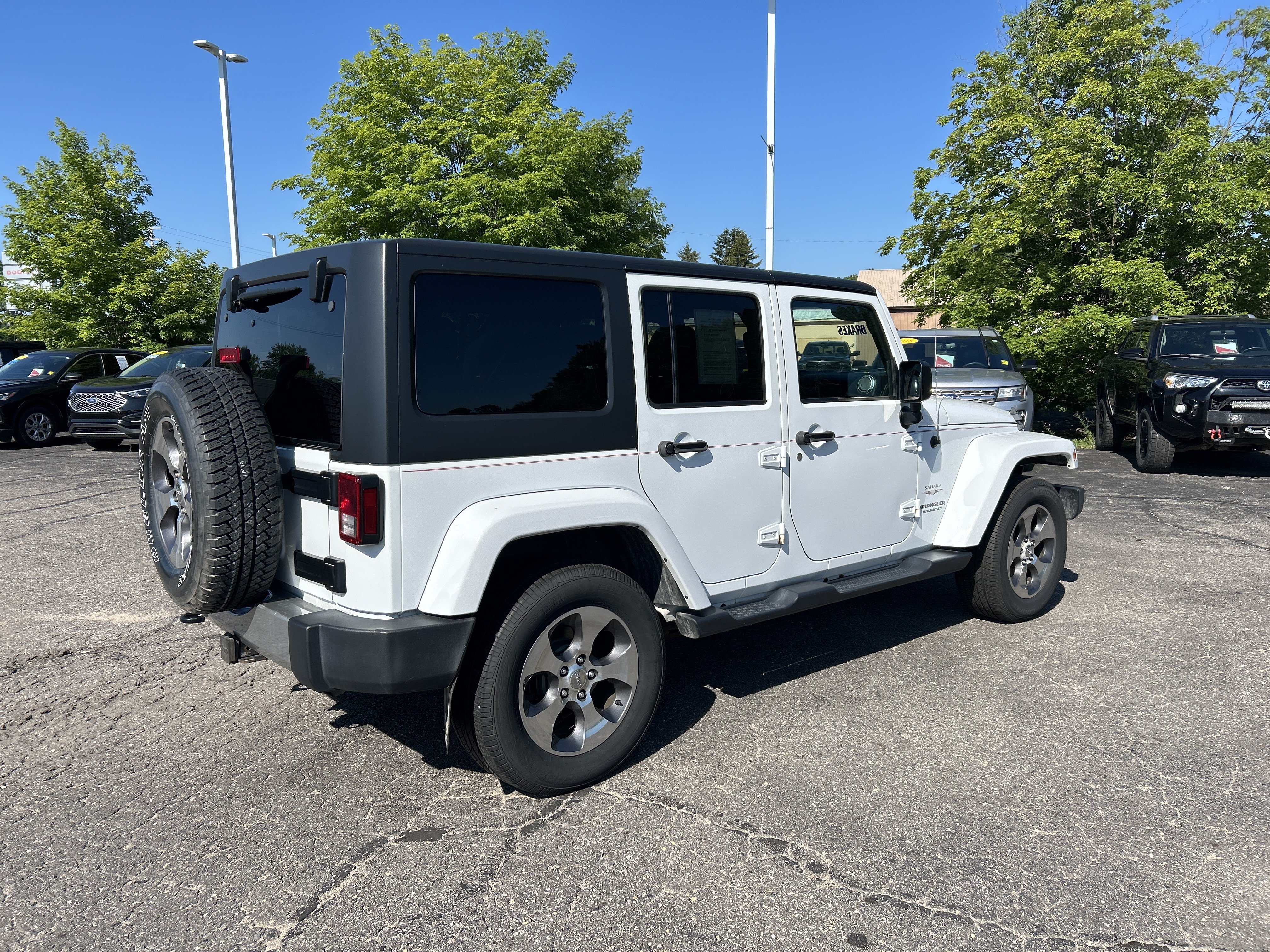 Used 2017 Jeep Wrangler Unlimited Sahara w/ Connectivity Group AWD/4WD image 3
