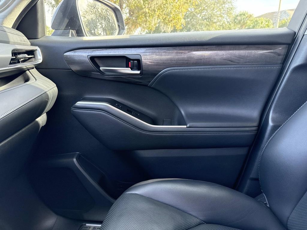 Used 2021 Toyota Highlander Platinum image 30