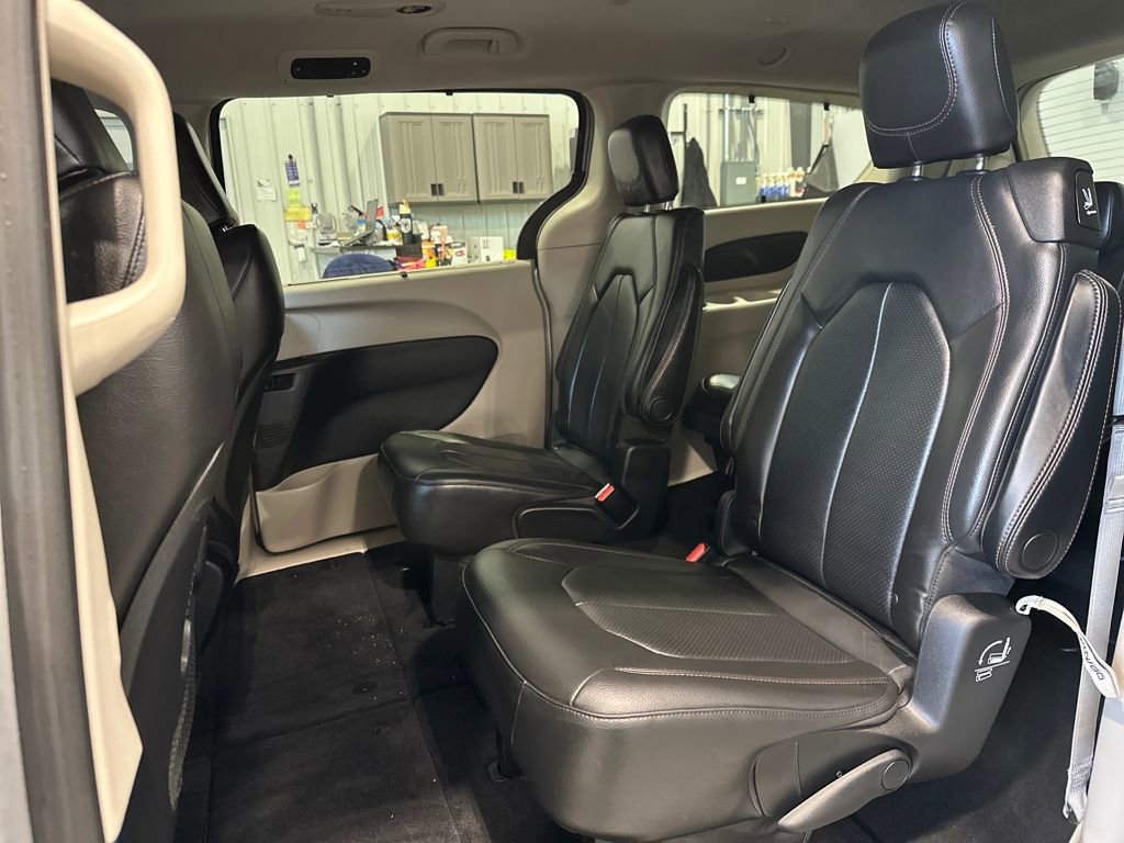 Used 2020 Chrysler Pacifica Touring-L FWD image 28