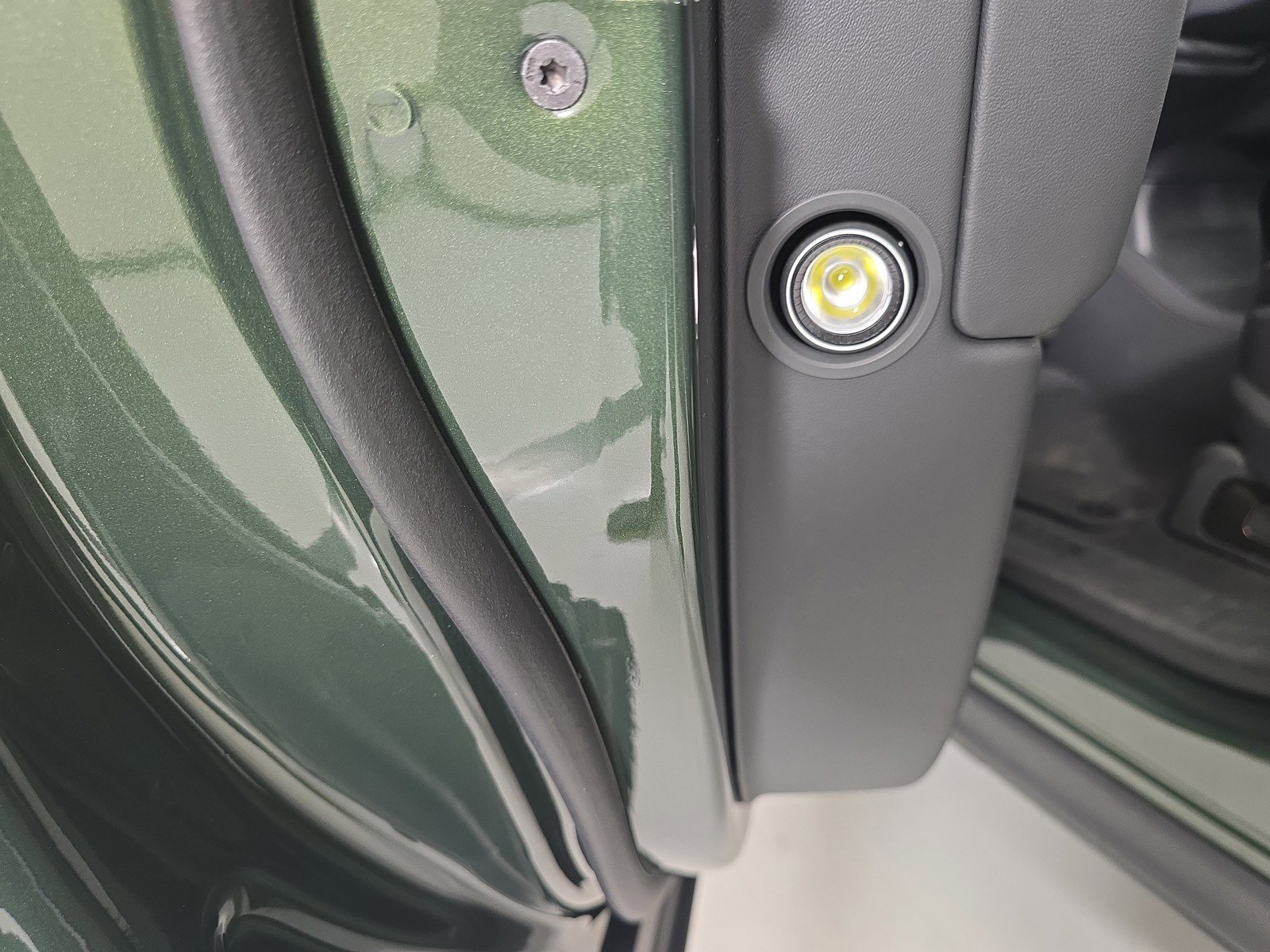 Used 2025 Rivian R1S Premium image 32