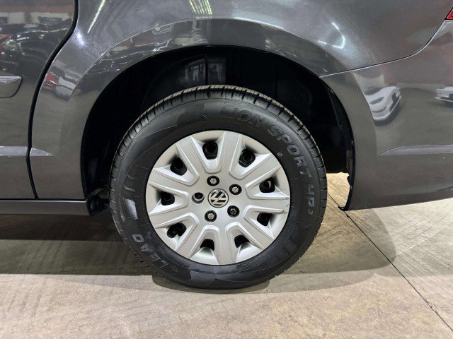 Used 2012 Volkswagen Routan S image 52