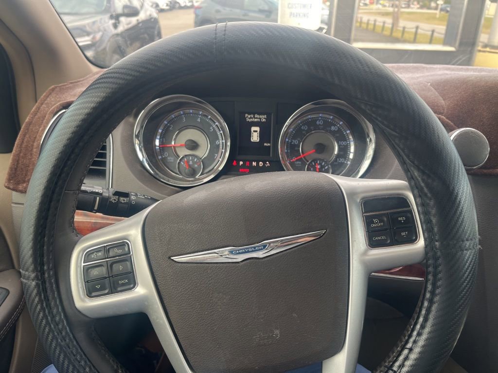 Used 2015 Chrysler Town & Country Touring-L w/ Driver Convenience Group image 13