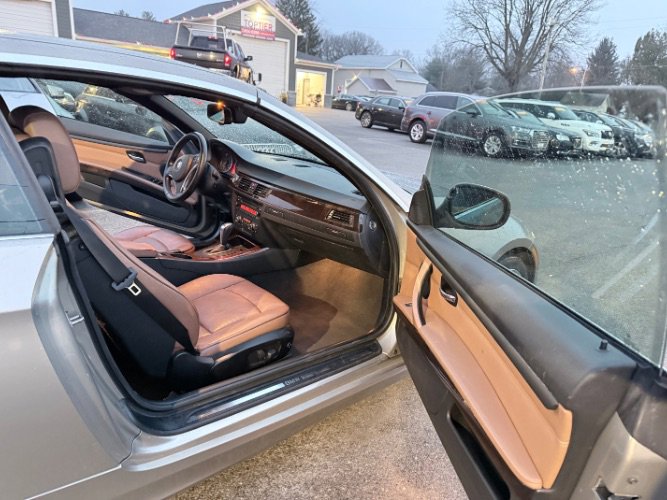 Used 2011 BMW 335i Convertible image 6