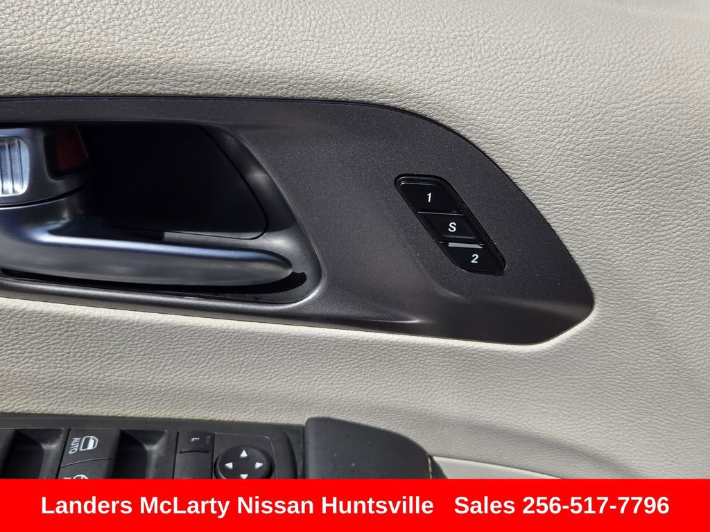 Used 2023 Chrysler Pacifica Touring-L FWD image 26