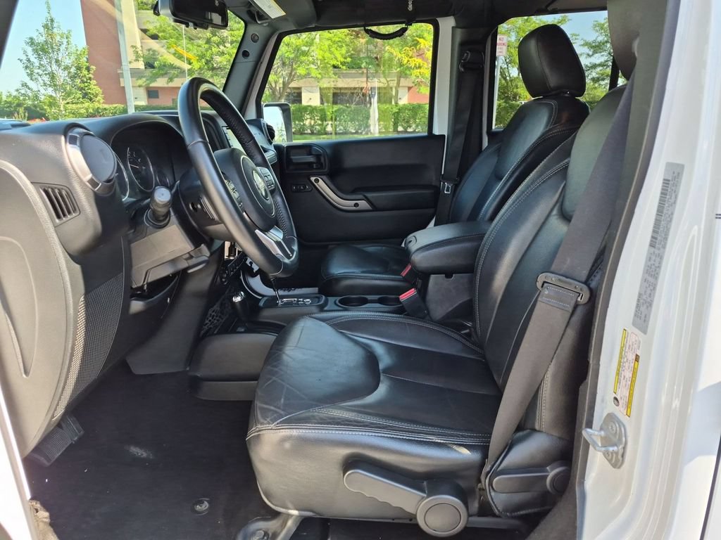 Used 2018 Jeep Wrangler Unlimited Sahara AWD/4WD image 9