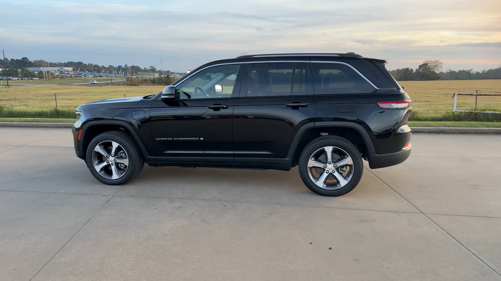 New 2023 Jeep Grand Cherokee 4WD 4xe w/ Luxury Tech Group II image 5