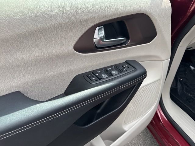 Used 2023 Chrysler Voyager LX FWD image 16
