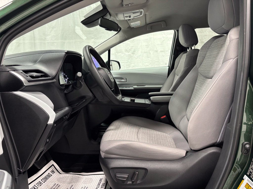 Used 2026 Toyota Sienna LE FWD image 14
