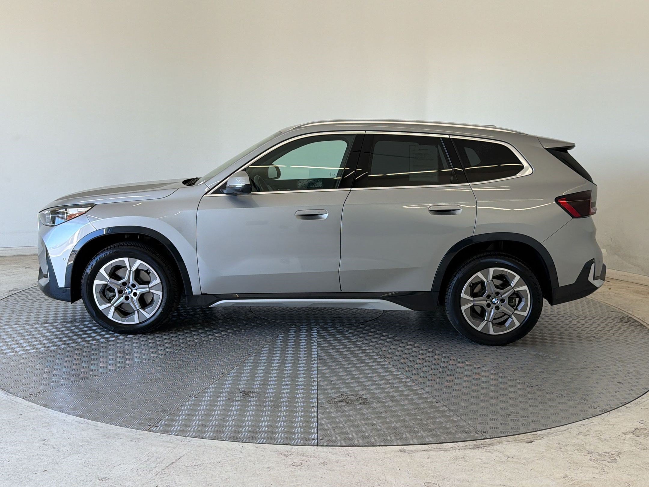 Used 2025 BMW X1 xDrive28i w/ Premium Package AWD/4WD image 2