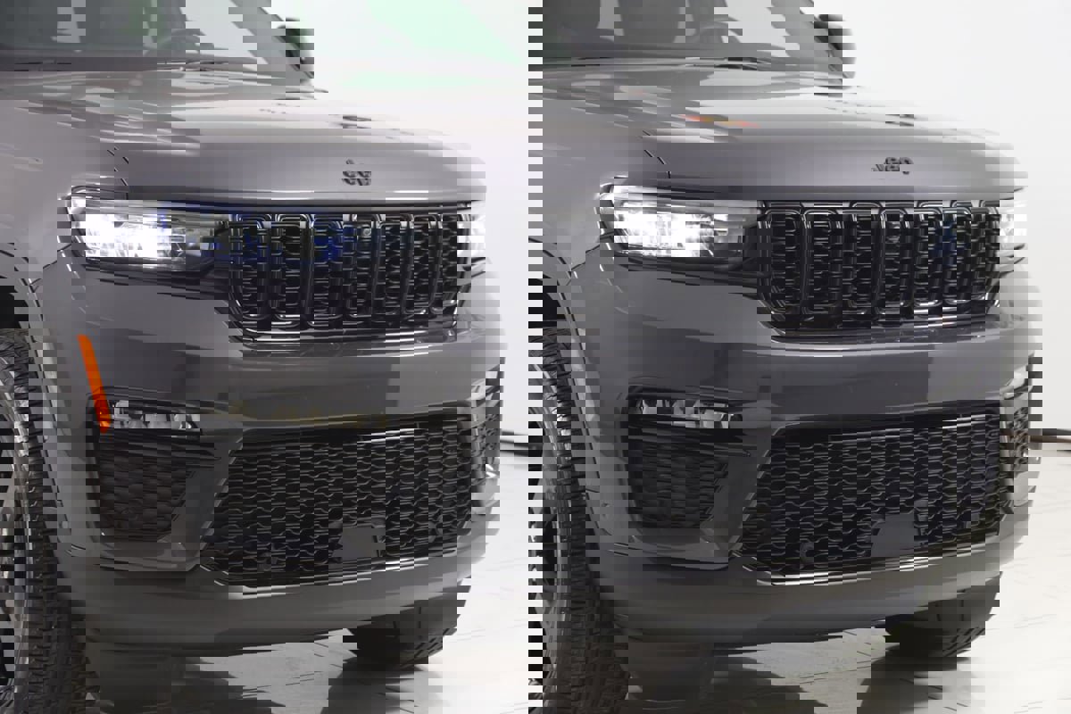 Used 2024 Jeep Grand Cherokee Limited w/ Luxury Tech Group II image 39