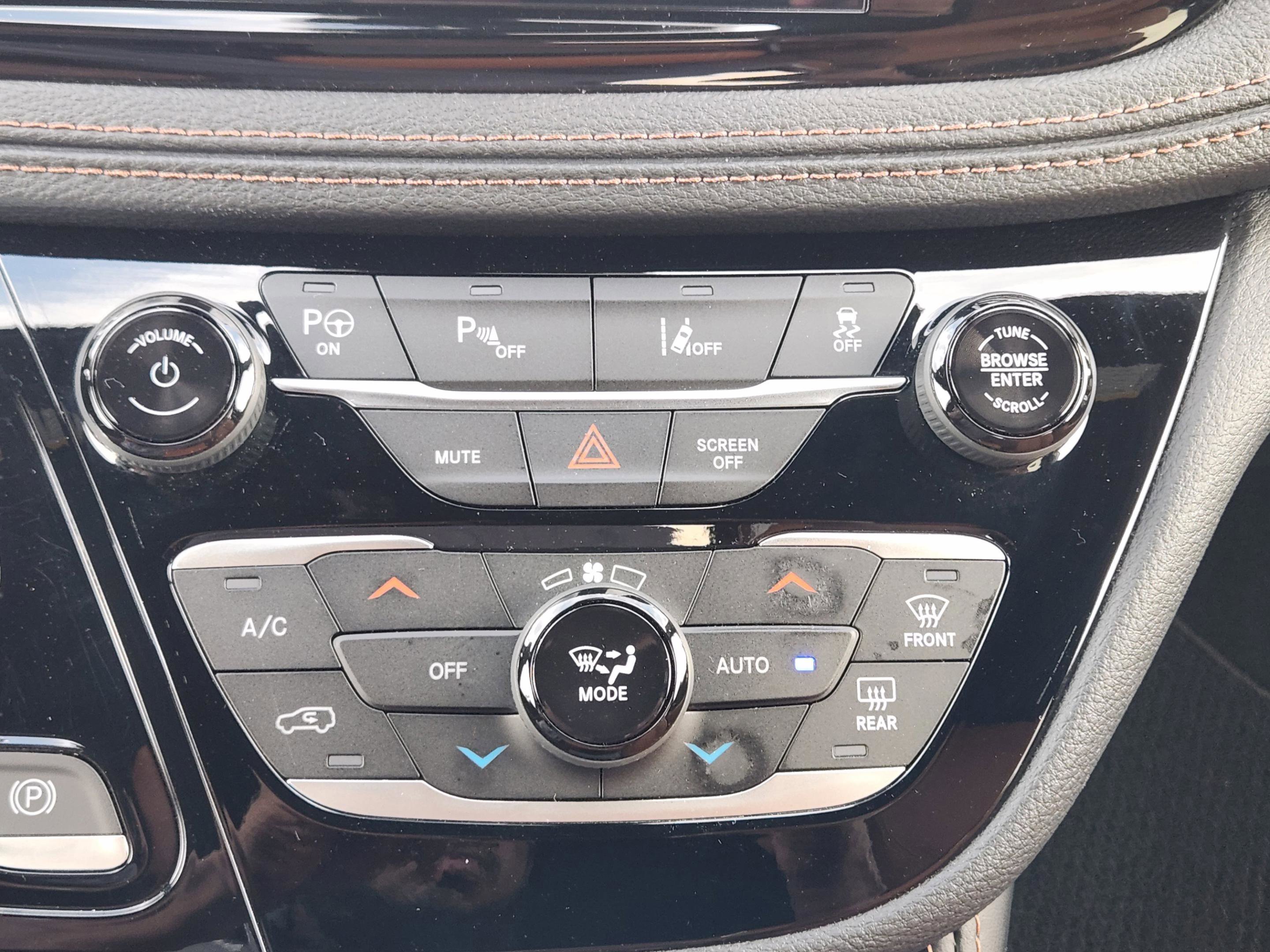 Used 2025 Chrysler Pacifica Pinnacle image 19