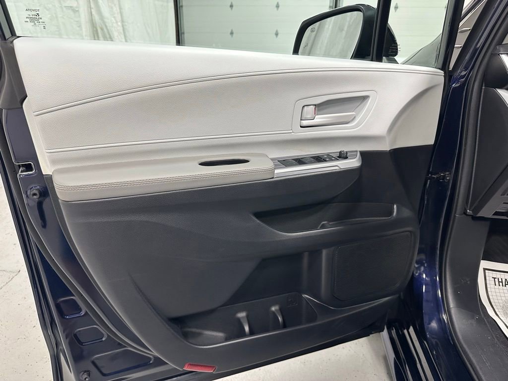 Used 2025 Toyota Sienna LE FWD image 8