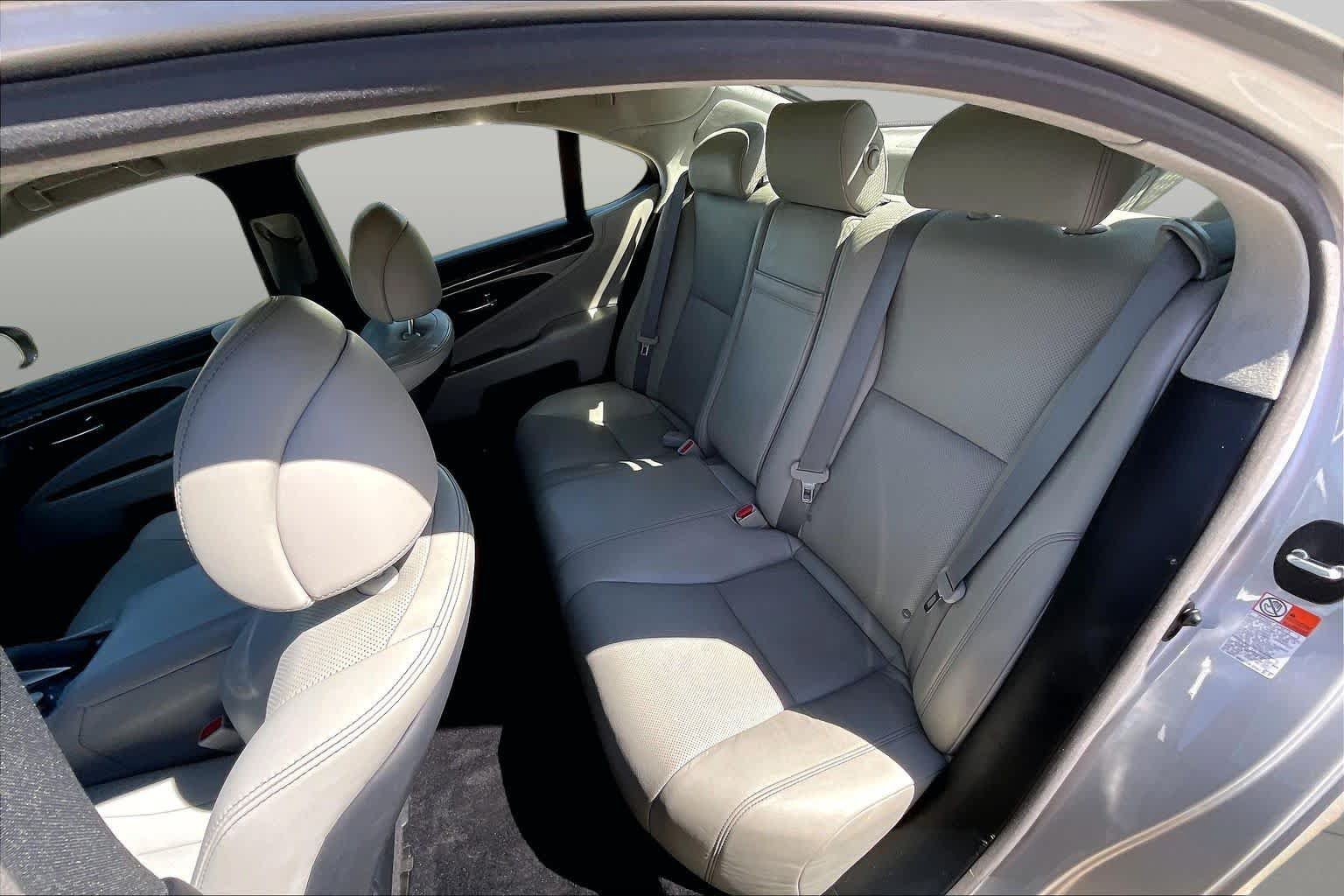 Used 2017 Lexus LS 460 w/ Comfort Package RWD image 21