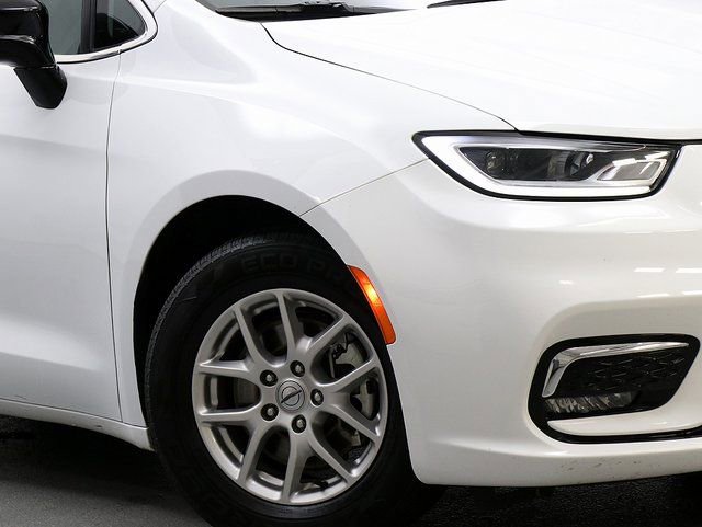 Used 2024 Chrysler Pacifica Touring-L image 3