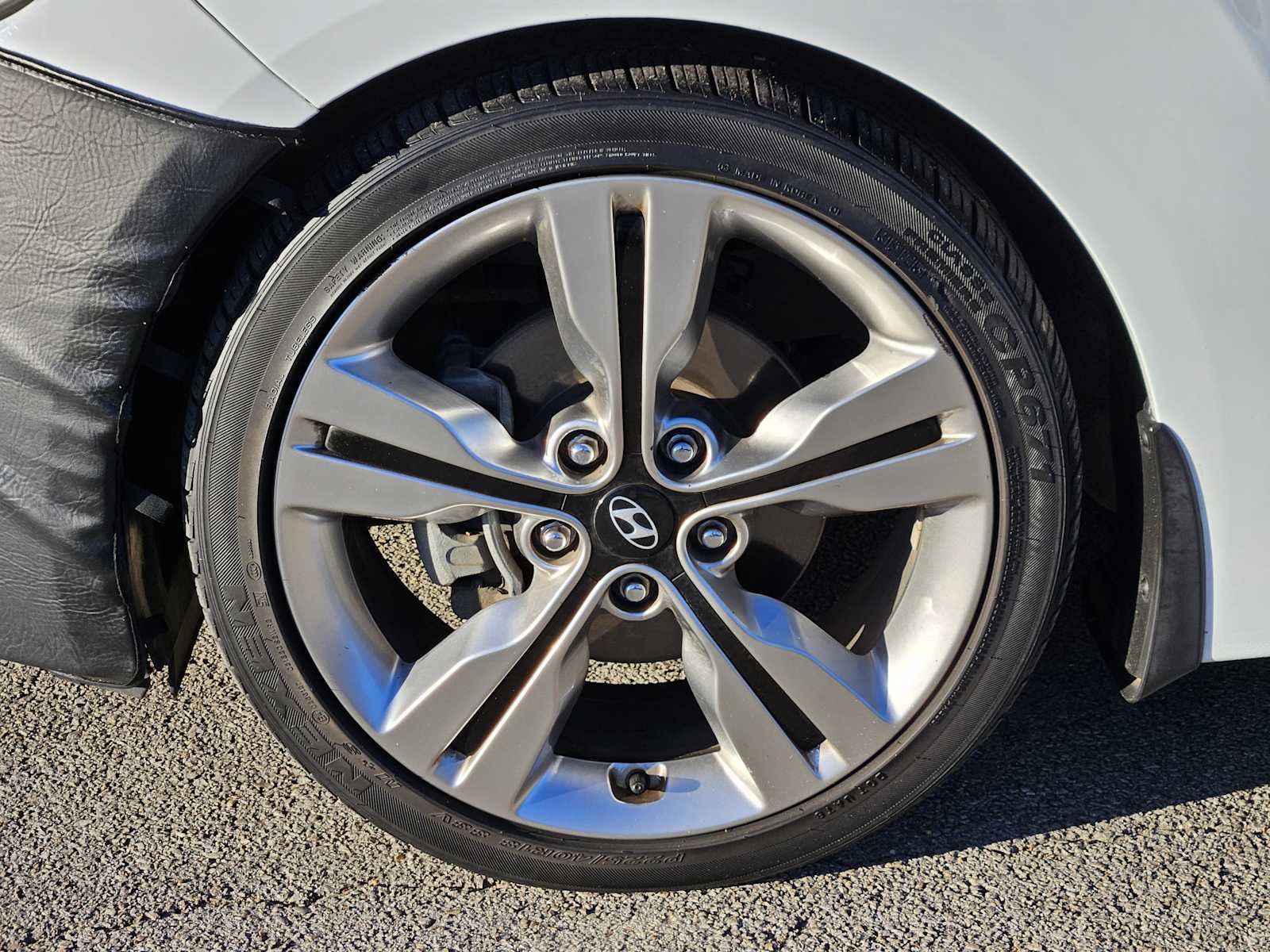 Used 2017 Hyundai Veloster Value Edition image 9