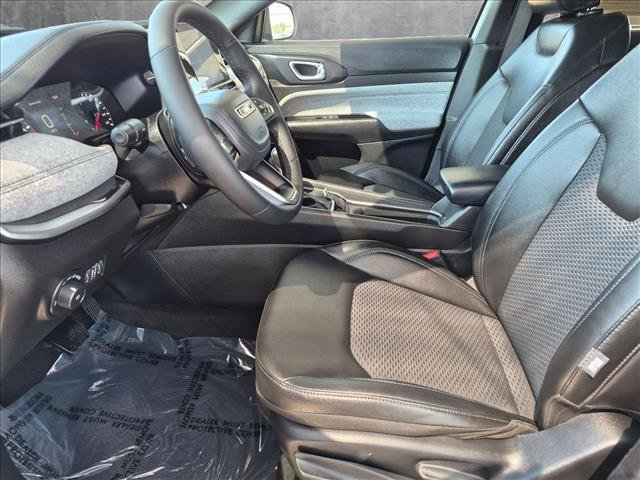 Used 2025 Jeep Compass Latitude AWD/4WD image 11